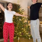 Anna Šulcová Instagram - Naše druhé Vánoce, ale naše první SPOLEČNÉ Vánoce s vlastním stromečkem ♥️🎄 Na youtube vyšel další VLOGMAS, kde stromek zdobíme a stalo se tam pár (dost) failů 😅