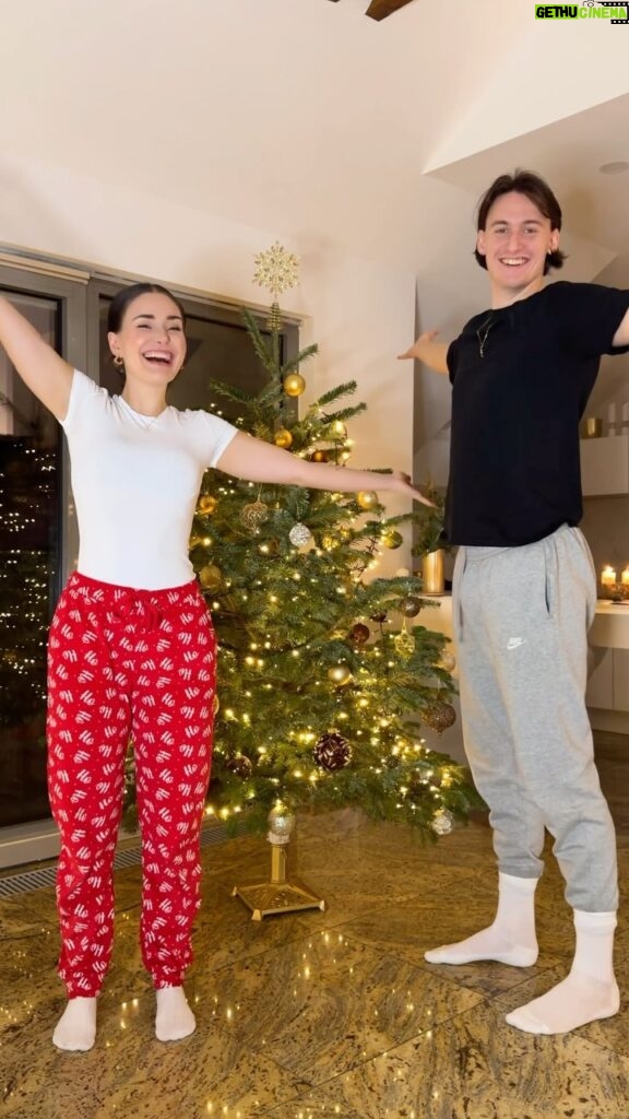 Anna Šulcová Instagram - Naše druhé Vánoce, ale naše první SPOLEČNÉ Vánoce s vlastním stromečkem ♥️🎄 Na youtube vyšel další VLOGMAS, kde stromek zdobíme a stalo se tam pár (dost) failů 😅
