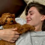 Anna Šulcová Instagram – Už skoro měsíc jsem před vámi něco tajila… Tohle je Theo ♥️🐶
Netušila jsem, kolik lásky a štěstí může tak malý tvoreček do života přinést! Vždy jsem pejsky milovala, ale nevěděla jsem, jaký je pocit starat se o vlastního od úplného dětství! Je to něco nepopsatelného, ale věřím, že mě pejkaři moc dobře chápou! Jsem šťastná, že můžu být psí mamka a věř mi, Teoušku, že tě budu milovat celým svým srdcem a starat se o tebe jak nejlíp budu moct♥️