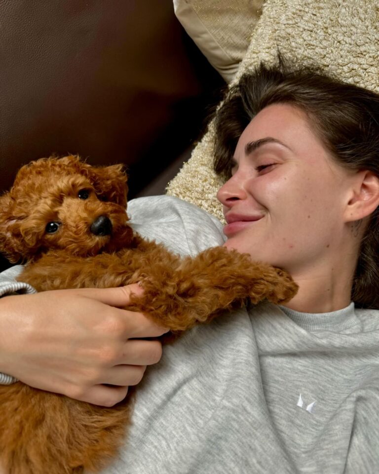 Anna Šulcová Instagram - Už skoro měsíc jsem před vámi něco tajila… Tohle je Theo ♥️🐶 Netušila jsem, kolik lásky a štěstí může tak malý tvoreček do života přinést! Vždy jsem pejsky milovala, ale nevěděla jsem, jaký je pocit starat se o vlastního od úplného dětství! Je to něco nepopsatelného, ale věřím, že mě pejkaři moc dobře chápou! Jsem šťastná, že můžu být psí mamka a věř mi, Teoušku, že tě budu milovat celým svým srdcem a starat se o tebe jak nejlíp budu moct♥️