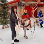 Anna Šulcová Instagram - Nejkrásnější vánoční zážitek!✨🤍🎄Celý výlet vloguju a připravuju si tím zároveň 1. vlogmas 2023 ❣️ btw: Paní nám říkala, že tihle 2 sobíci se prý rádi mazlí a nechávají se hladit, takže jsme měli velkou radost! 🫎