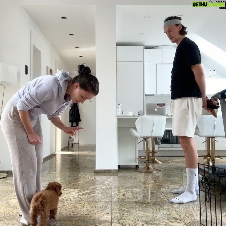 Anna Šulcová Instagram - Už skoro měsíc jsem před vámi něco tajila… Tohle je Theo ♥️🐶 Netušila jsem, kolik lásky a štěstí může tak malý tvoreček do života přinést! Vždy jsem pejsky milovala, ale nevěděla jsem, jaký je pocit starat se o vlastního od úplného dětství! Je to něco nepopsatelného, ale věřím, že mě pejkaři moc dobře chápou! Jsem šťastná, že můžu být psí mamka a věř mi, Teoušku, že tě budu milovat celým svým srdcem a starat se o tebe jak nejlíp budu moct♥️