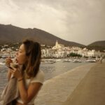 Anna Castillo Instagram - Comerte un helado paseando por Cadaqués es tot el que vull ☁️