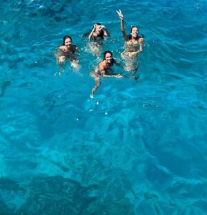 Anna Castillo Instagram - Mi casa son Grecia y mis amigas y el feta cheese 🇬🇷🫶🏼