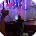 Anna Koshmal Instagram - random квітня 2.0 🫶🏼 Любов, театр, дім, колеги, знімальний майданчик, дорога, міста… все на кучу) У мене є ритуал, перед кожною виставою я дякую за все, що маю. Так я нагадую собі для чого живу, для кого працюю, яку мету маю і знову можу відчути власну силу, якою б стомленою я не була (так, я систематично задаю собі такі глобальні питання, щоб не збитися з курсу). Дні дуже відрізняються одне від одного, і дедалі все більше вимагають терпіння і осмислення. Але головні цінності на місці. Аби не втратити пильність… Останнім часом я все частіше замість музики в навушниках слухаю лише власні думки та ловлю свої почуття-передчуття. Наче прислуховуюсь до тиші і намагаюся почути те, про що кричить мені Всесвіт. Є речі, про які ми не говоримо вголос, але дуже добре відчуваємо. Розумієте?✨ PS. @pasichnyk_olha дякую за книжку, я в захваті ❤️