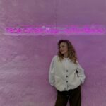 Anna Koshmal Instagram - random квітня 2.0 🫶🏼 Любов, театр, дім, колеги, знімальний майданчик, дорога, міста… все на кучу) У мене є ритуал, перед кожною виставою я дякую за все, що маю. Так я нагадую собі для чого живу, для кого працюю, яку мету маю і знову можу відчути власну силу, якою б стомленою я не була (так, я систематично задаю собі такі глобальні питання, щоб не збитися з курсу). Дні дуже відрізняються одне від одного, і дедалі все більше вимагають терпіння і осмислення. Але головні цінності на місці. Аби не втратити пильність… Останнім часом я все частіше замість музики в навушниках слухаю лише власні думки та ловлю свої почуття-передчуття. Наче прислуховуюсь до тиші і намагаюся почути те, про що кричить мені Всесвіт. Є речі, про які ми не говоримо вголос, але дуже добре відчуваємо. Розумієте?✨ PS. @pasichnyk_olha дякую за книжку, я в захваті ❤️