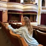 Anna Koshmal Instagram – з весною завжди стає більше світла☀️
нехай і в нас стане більше натхнення, сил, тепла та легкості✨

загадую єдине бажання: щоб ця весна берегла наших захисників 🙏🏼🇺🇦
#ukrainewillstand 

фото @viktoriia_aleksandrovna в полтавському театрі ❤️