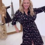 Anna Semenovich Instagram - Танцую от счастья, что мой клип вам очень понравился!🥰 Но снять клип - это большая работа и труд, над этим работает огромная команда! Спасибо каждому, кто принял участие в создании этого позитивного видео 💃🏼 А полный репортаж о том, как снимался клип, смотрите у меня в сторис! 😜 #вкосмос