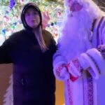 Anna Semenovich Instagram - Первый день зимы вышел очень насыщенный 🔥 Я даже успела побывать на выставке «Россия» в парке ВДНХ, где зажгли 89 ёлок по одной от каждого региона нашей страны, было больше 360.000 огней. А еще было невероятное количество дедов морозов, эмоции, конечно, переполняют. Делитесь своими прогулками и эмоциями с выставки, добавляйте #СпасибоРодная #ВыставкаРоссия. А каждую неделю авторы лучших постов получат уникальные призы!🎄