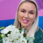 Anna Semenovich Instagram - Какой чудесный день! Работаю сегодня Купидоном 👼🏼❤️ На Московском Урбанистическом Форуме в Гостином Дворе, мне повезло расписывать влюблённые пары, особенно в такую волшебную дату как 23.08.23🥰🥰🥰 Я сегодня расписала больше 12 пар, люди разного возраста, телосложения, характера, но их объединяло одно - это прекрасное чувство «ЛЮБОВЬ» ❤️ Всем, кто сегодня зарегистрировал свой брак, желаю здоровья, счастья, радости, берегите друг друга и любите ❤️ Пойду тоже выйду замуж 😜 #аниныистории #свадьба2023