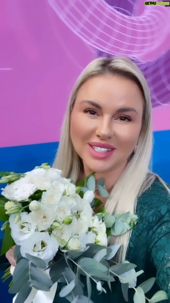 Anna Semenovich Instagram - Какой чудесный день! Работаю сегодня Купидоном 👼🏼❤️ На Московском Урбанистическом Форуме в Гостином Дворе, мне повезло расписывать влюблённые пары, особенно в такую волшебную дату как 23.08.23🥰🥰🥰 Я сегодня расписала больше 12 пар, люди разного возраста, телосложения, характера, но их объединяло одно - это прекрасное чувство «ЛЮБОВЬ» ❤️ Всем, кто сегодня зарегистрировал свой брак, желаю здоровья, счастья, радости, берегите друг друга и любите ❤️ Пойду тоже выйду замуж 😜 #аниныистории #свадьба2023