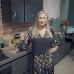 Anna Semenovich Instagram - Приятно посещать красивые места❤️ А я люблю совмещать приятное с полезным!😜 Недавно вот подруга затеяла ремонт и попросила меня помочь ей с выбором кухни. Поэтому недолго думая, я пошла в салон @kuxdvor, где собраны десятки великолепных кухонь. Хотите узнать, что это за салон и пройтись по нему вместе со мной? Не вопрос – достаточно включить видео!😌 #КухонныйДвор Реклама: Kra23TExv