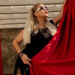 Anna Semenovich Instagram - Открыла штору и начала готовиться к пятнице 💃🏼 Я сегодня на вечеринку , а ты?👇🏼 #аниныистории Фотограф: @daria.osipova_ стилист: @yulya_tcoi косички : @afromurmsk макияж: @yakovleva_yulia