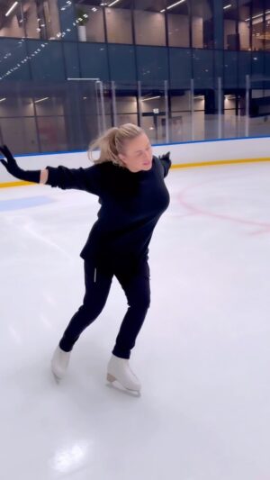 Anna Semenovich Instagram - Мастерство , как говорится , неееееее проходит 😜✊🏼
Завтра жду всех в Апатитах на открытие катка ⛸️
В 19:00 в <Изовеле> Ул Победы 29 А ❤️
@radiance_cca
@izovela_apatity #каток #аниныистории