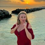 Anna Semenovich Instagram - Это был чудесный отпуск ☀️ Я напиталась энергией солнца и океана , и теперь полная сил возвращаюсь к вам ❤️ Благодарю Мальдивы , вы как всегда справились с задачей 🙏🏼 Впереди много новых , интересных проектов и очень скоро новая песня и клип 😘 Спасибо @karinazvereva_travel за организацию моего отпуска ❤️ Сохраняйте ценный контакт, Карина организует ваш незабываемый отдых, у нее лучшие цены как на отели так и на билеты👍🏼 #аниныистории #хочешь