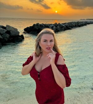 Anna Semenovich Instagram - Это был чудесный отпуск ☀️ 
Я напиталась энергией солнца и океана , и теперь полная сил возвращаюсь к вам ❤️
Благодарю  Мальдивы , вы как всегда справились с задачей 🙏🏼 
Впереди много новых , интересных проектов и очень скоро новая песня и клип 😘
Спасибо @karinazvereva_travel  за организацию моего отпуска ❤️ Сохраняйте ценный контакт, Карина организует ваш незабываемый отдых, у нее лучшие цены как на отели так и на билеты👍🏼
#аниныистории #хочешь