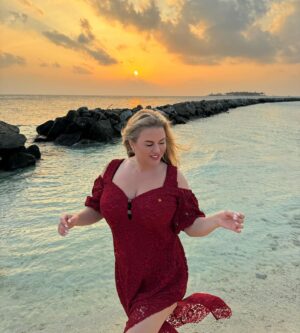 Anna Semenovich Instagram - Это был чудесный отпуск ☀️ 
Я напиталась энергией солнца и океана , и теперь полная сил возвращаюсь к вам ❤️
Благодарю  Мальдивы , вы как всегда справились с задачей 🙏🏼 
Впереди много новых , интересных проектов и очень скоро новая песня и клип 😘
Спасибо @karinazvereva_travel  за организацию моего отпуска ❤️ Сохраняйте ценный контакт, Карина организует ваш незабываемый отдых, у нее лучшие цены как на отели так и на билеты👍🏼
#аниныистории #хочешь