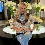 Anna Semenovich Instagram - Грустно , но факт 🤷🏼‍♀️ Мне пришлось прервать свой отдых и вернуться в Москву ! Два дня назад в Адлере я сделала КТ и мне поставили диагноз Пневмония🥹 Сейчас я нахожусь дома и усиленно лечусь , с каждым днем мне становится лучше 🙏🏼 Жаль , что отдых получился скомканным - с безумным кашлем и соплями 😅 Но, я успела провести три прекрасных дня в шикарном отеле @radissoncollectionsochi В отеле есть два больших бассейна, один-подогреваемый , я даже искупалась 😜 Номера с широкими террасами, с видом на море и очень приветливый персонал , когда я заболела мне в течение часа в номер доставили все лекарства , да еще чай со сладостями 🙏🏼 Если вы собираетесь отдыхать , посмотрите этот замечательный отель ❤️ #аниныистории