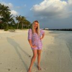 Anna Semenovich Instagram - Это был чудесный отпуск ☀️ Я напиталась энергией солнца и океана , и теперь полная сил возвращаюсь к вам ❤️ Благодарю Мальдивы , вы как всегда справились с задачей 🙏🏼 Впереди много новых , интересных проектов и очень скоро новая песня и клип 😘 Спасибо @karinazvereva_travel за организацию моего отпуска ❤️ Сохраняйте ценный контакт, Карина организует ваш незабываемый отдых, у нее лучшие цены как на отели так и на билеты👍🏼 #аниныистории #хочешь