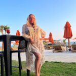 Anna Semenovich Instagram - Я очень люблю побыть сама с собой, помолчать, послушать свои истинные желания😌 Их можно слышать только тогда, когда ты находишься в полном спокойствии, принятии и тишине ума. Истинные желания рождаются в глубине нашего сердца, главное их распознать! 😉 Мое истинное желание сегодня - напитаться энергией, подзарядиться от солнца, моря и вернувшись в Москву, продолжать творить! ❤️ Обещаю, вас впереди ждёт много интересных сюрпризов😜 А место, где я могу наполниться и отдохнуть - это прекрасный отель @kayapalazzohotels 😍 С шикарным сервисом, роскошными пляжами, вкусной едой и очень добрым и тёплым персоналом! 🔥 Точно знаю, этот отель место моей силы! Уверена, что приеду сюда ещё не раз😋❤️ #аниныистории