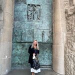 Anna Semenovich Instagram - Любимые, а наше с вами путешествие продолжается 💃 Сегодня покажу вам ещё один знаменитый проект Гауди, который строится уже 136 лет, несмотря на то, что судьба храма не раз висела буквально на волоске😱 Заключительный отрезок жизни Гауди всецело посвятил своему главному творению. Всё время он проводил в храме, нередко оставаясь в нём и на ночь. Все заработанные деньги Гауди вкладывал в строительство, перестал следить за своим внешним видом, стал рассеянным. Что и сыграло роковую роль в его судьбе. Гауди всегда не любил прямые линии и углы. Он сказал: «В природе нет ничего прямого». Как только вы войдете в эту испанскую базилику, вы поймете, что все здесь - узоры, колонны, скульптуры и т. д. - Нарисовано от руки или изогнуто. Архитектура со всеми многочисленными фасадами и башнями, украшенными скульптурами и мозаиками, по-настоящему захватывает дух🔥 Очень важную роль играют разноцветные витражи. С одной стороны льётся свет тёплых тонов, символизирующий рассвет, а с другой стороны преобладают витражи холодных цветов, которые символизируют ночь! И действительно кажется, будто бы попал в сказочный лес на рассвете😍😍😍 Любимые, какую достопримечательность вы бы ещё хотели увидеть? Делитесь в комментах 👇🏻 #аниныистории
