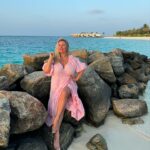 Anna Semenovich Instagram - Это был чудесный отпуск ☀️ Я напиталась энергией солнца и океана , и теперь полная сил возвращаюсь к вам ❤️ Благодарю Мальдивы , вы как всегда справились с задачей 🙏🏼 Впереди много новых , интересных проектов и очень скоро новая песня и клип 😘 Спасибо @karinazvereva_travel за организацию моего отпуска ❤️ Сохраняйте ценный контакт, Карина организует ваш незабываемый отдых, у нее лучшие цены как на отели так и на билеты👍🏼 #аниныистории #хочешь