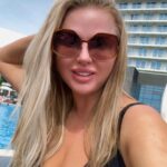 Anna Semenovich Instagram - Приехала в Сочи по работе и решила остаться на пару дней отдохнуть🥰 Погода прекрасная, пока ещё не очень жарко, но уже можно немножко позагорать, погулять и подышать морским воздухом❤️ Выбрала очень красивый и современный отель @radissoncollectionsochi , здесь шикарный спа и бассейн на улице с подогревом, сегодня даже в нем искупалась 🔥 Всем отличного настроения и солнечной погоды ☀️❤️ #аниныистории