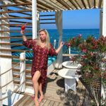 Anna Semenovich Instagram - Наконец настал мой долгожданный отпуск!!🥰🥰 Много всего интересного я сделала за последние пару месяцев : закончился мой секретный проект, про который я вам говорила, новая песня выпущена, совсем скоро выйдет и клип🤭 Если честно , я очень устала и поэтому считаю, что заслужила отдых😅 В этот раз я выбрала замечательный, семейный отель @sherwoodexclusive_kemer , здесь потрясающе чистое море, высокий сервис и профессиональные менеджеры❤️ Сразу кинув чемодан, побежала в свою кабану на море ,плавать, загорать и пить апероль 🍹😜 Всем отдыхающим желаю счастья, а те, кто только собираются в отпуск, скорее его дождаться ☺️ Все подробности в сторис 😘 #аниныистории #SherwoodExclusiveKemer #SherwoodExclusive #SherwoodMemories #somuchmore