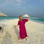 Anna Semenovich Instagram - Это был чудесный отпуск ☀️ Я напиталась энергией солнца и океана , и теперь полная сил возвращаюсь к вам ❤️ Благодарю Мальдивы , вы как всегда справились с задачей 🙏🏼 Впереди много новых , интересных проектов и очень скоро новая песня и клип 😘 Спасибо @karinazvereva_travel за организацию моего отпуска ❤️ Сохраняйте ценный контакт, Карина организует ваш незабываемый отдых, у нее лучшие цены как на отели так и на билеты👍🏼 #аниныистории #хочешь