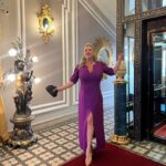 Anna Semenovich Instagram - Обожаю летний Питер, особенно в период белых ночей😍 Всегда останавливаюсь в моем любимом @trezzinipalace_hotel , бутик-отеле Великого Трезини , который являлся одним из главных архитекторов Санкт-Петербурга, раньше, это был его личный дом!! Здесь невероятно красиво, ощущаешь себя царицей в покоях короля! 🤪👑 Отличный сервис, шикарный вид на Неву, а главное в центре города😋 Приехала в Питер на свадьбу к моей подруге @buslya и представляете, поймала букет невесты, видимо я следующая!!!😂💐 А кто-то из вас ловил букет,делитесь в комментах? 😜 #аниныистории