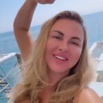 Anna Semenovich Instagram - Отпуск - это маленькая жизнь 💜 Я очень люблю отдыхать на море именно в октябре , погода просто супер , море теплее , а солнце мягкое 🙏🏼 Я уже второй раз отдыхаю в @kayapalazzohotels и уверенна приеду в этот отель еще не раз ! Тут отличный сервис , вкусные рестораны , шикарные пляжи . Можно найти уединенные уголки и насладится приватностью 🌺 Кайфуй по полной программе 😜 #аниныистории Всем побольше добра и любви в жизни ❤️#отпуск #моресолнцепляж Загораю в своих купальниках , они роскошные, удо вне и очень сексуальные 😜 Ссылка на коллекцию белья и купальников у меня в сторис 😘