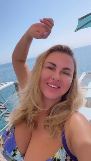 Anna Semenovich Instagram - Отпуск - это маленькая жизнь 💜
Я очень люблю отдыхать на море именно в октябре , погода просто супер , море теплее , а солнце мягкое 🙏🏼
Я уже второй раз отдыхаю в @kayapalazzohotels и уверенна приеду в этот отель еще не раз ! Тут отличный сервис , вкусные рестораны , шикарные пляжи . Можно найти уединенные уголки и насладится приватностью 🌺
Кайфуй по полной программе 😜 #аниныистории 
Всем побольше добра и любви в жизни ❤️#отпуск #моресолнцепляж
Загораю в своих купальниках , они роскошные, удо вне и очень сексуальные 😜 
Ссылка на коллекцию белья и купальников у меня в сторис 😘