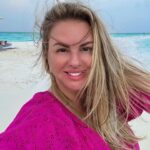 Anna Semenovich Instagram - Я никогда не хотела быть совершенной , я всегда хотела быть счастливой ❤️ Сейчас я счастлива на маленьком острове посреди индийского океана 🌊 Мои глаза искрят светом , а на губах искренняя улыбка , ведь такие моменты бесценны 🙏🏼 Особо некорректные злюки , могут много рассуждать про моё одиночество, но я вам отвечу жестко - это моя жизнь и только мне решать с кем, и когда жить, с кем спать ,а с кем дружить . И особенно когда мне становиться матерью 🙌🏼 И уж поверьте , на свете есть так много замужних матерей , которые не умеют быть счастливыми ! Быть счастливым , это целая наука 😜 Листай 👉🏼 Там очень красивый романтический ужин с моим ❤️😜 #аниныистории