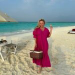 Anna Semenovich Instagram - Я никогда не хотела быть совершенной , я всегда хотела быть счастливой ❤️ Сейчас я счастлива на маленьком острове посреди индийского океана 🌊 Мои глаза искрят светом , а на губах искренняя улыбка , ведь такие моменты бесценны 🙏🏼 Особо некорректные злюки , могут много рассуждать про моё одиночество, но я вам отвечу жестко - это моя жизнь и только мне решать с кем, и когда жить, с кем спать ,а с кем дружить . И особенно когда мне становиться матерью 🙌🏼 И уж поверьте , на свете есть так много замужних матерей , которые не умеют быть счастливыми ! Быть счастливым , это целая наука 😜 Листай 👉🏼 Там очень красивый романтический ужин с моим ❤️😜 #аниныистории