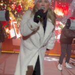 Anna Semenovich Instagram - Несмотря на морозы, мы так круто провели новогодние уличные концерты!🔥😜 Спасибо огромное каждому зрителю, кто приходил на наши концерты и пел вместе с нами любимые песни!❤️ Вместе нам всегда тепло и уютно🙏🏼 Какое счастье, что в Москве проводятся такие мероприятия, где люди могут встретиться со своими любимыми певцами и классно провести новогодние праздники🙏🏻🎄 С Новым годом любимые ❤️🎄 #моямосква