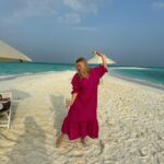 Anna Semenovich Instagram - Я никогда не хотела быть совершенной , я всегда хотела быть счастливой ❤️ Сейчас я счастлива на маленьком острове посреди индийского океана 🌊 Мои глаза искрят светом , а на губах искренняя улыбка , ведь такие моменты бесценны 🙏🏼 Особо некорректные злюки , могут много рассуждать про моё одиночество, но я вам отвечу жестко - это моя жизнь и только мне решать с кем, и когда жить, с кем спать ,а с кем дружить . И особенно когда мне становиться матерью 🙌🏼 И уж поверьте , на свете есть так много замужних матерей , которые не умеют быть счастливыми ! Быть счастливым , это целая наука 😜 Листай 👉🏼 Там очень красивый романтический ужин с моим ❤️😜 #аниныистории
