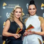 Anna Semenovich Instagram - Мы часто сидим на диване и с восторгом смотрим на людей, которые чего-то добились в этой жизни ✊🏼 Но каждое достижение - это долгий путь и большой труд. Занимаясь спортом, ты падаешь на льду, на ринге, на поле, в гимнастическом зале, разбиваешь бровь, колени, локти. Получаешь сотрясение мозга, но ты снова встаёшь и делаешь то, что приводит тебя к цели и к твоим личным достижениям😌 Записывая песни на студии, ты не знаешь, будут они хитом или нет. И когда песня терпит неудачу, ты все равно идёшь на студию, тратишь свои силы, время, деньги и пишешь новые песни. В надежде, что они станут хитами!🙏🏻 Путь к цели - это всегда препятствия, всегда неудачи. Но достигает их только тот, кто падая снова встаёт, перешагивает свои неудачи и доходит до финала😉 Я могу считать себя таким человеком✊🏼 Если получилось у меня, то получится и у тебя! Вставай с дивана и действую! 🤗❤️ Листай фото👉🏼 #аниныистории