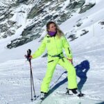 Anna Semenovich Instagram - Мы часто сидим на диване и с восторгом смотрим на людей, которые чего-то добились в этой жизни ✊🏼 Но каждое достижение - это долгий путь и большой труд. Занимаясь спортом, ты падаешь на льду, на ринге, на поле, в гимнастическом зале, разбиваешь бровь, колени, локти. Получаешь сотрясение мозга, но ты снова встаёшь и делаешь то, что приводит тебя к цели и к твоим личным достижениям😌 Записывая песни на студии, ты не знаешь, будут они хитом или нет. И когда песня терпит неудачу, ты все равно идёшь на студию, тратишь свои силы, время, деньги и пишешь новые песни. В надежде, что они станут хитами!🙏🏻 Путь к цели - это всегда препятствия, всегда неудачи. Но достигает их только тот, кто падая снова встаёт, перешагивает свои неудачи и доходит до финала😉 Я могу считать себя таким человеком✊🏼 Если получилось у меня, то получится и у тебя! Вставай с дивана и действую! 🤗❤️ Листай фото👉🏼 #аниныистории