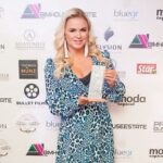 Anna Semenovich Instagram - Мы часто сидим на диване и с восторгом смотрим на людей, которые чего-то добились в этой жизни ✊🏼 Но каждое достижение - это долгий путь и большой труд. Занимаясь спортом, ты падаешь на льду, на ринге, на поле, в гимнастическом зале, разбиваешь бровь, колени, локти. Получаешь сотрясение мозга, но ты снова встаёшь и делаешь то, что приводит тебя к цели и к твоим личным достижениям😌 Записывая песни на студии, ты не знаешь, будут они хитом или нет. И когда песня терпит неудачу, ты все равно идёшь на студию, тратишь свои силы, время, деньги и пишешь новые песни. В надежде, что они станут хитами!🙏🏻 Путь к цели - это всегда препятствия, всегда неудачи. Но достигает их только тот, кто падая снова встаёт, перешагивает свои неудачи и доходит до финала😉 Я могу считать себя таким человеком✊🏼 Если получилось у меня, то получится и у тебя! Вставай с дивана и действую! 🤗❤️ Листай фото👉🏼 #аниныистории