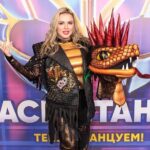 Anna Semenovich Instagram - Мы часто сидим на диване и с восторгом смотрим на людей, которые чего-то добились в этой жизни ✊🏼 Но каждое достижение - это долгий путь и большой труд. Занимаясь спортом, ты падаешь на льду, на ринге, на поле, в гимнастическом зале, разбиваешь бровь, колени, локти. Получаешь сотрясение мозга, но ты снова встаёшь и делаешь то, что приводит тебя к цели и к твоим личным достижениям😌 Записывая песни на студии, ты не знаешь, будут они хитом или нет. И когда песня терпит неудачу, ты все равно идёшь на студию, тратишь свои силы, время, деньги и пишешь новые песни. В надежде, что они станут хитами!🙏🏻 Путь к цели - это всегда препятствия, всегда неудачи. Но достигает их только тот, кто падая снова встаёт, перешагивает свои неудачи и доходит до финала😉 Я могу считать себя таким человеком✊🏼 Если получилось у меня, то получится и у тебя! Вставай с дивана и действую! 🤗❤️ Листай фото👉🏼 #аниныистории