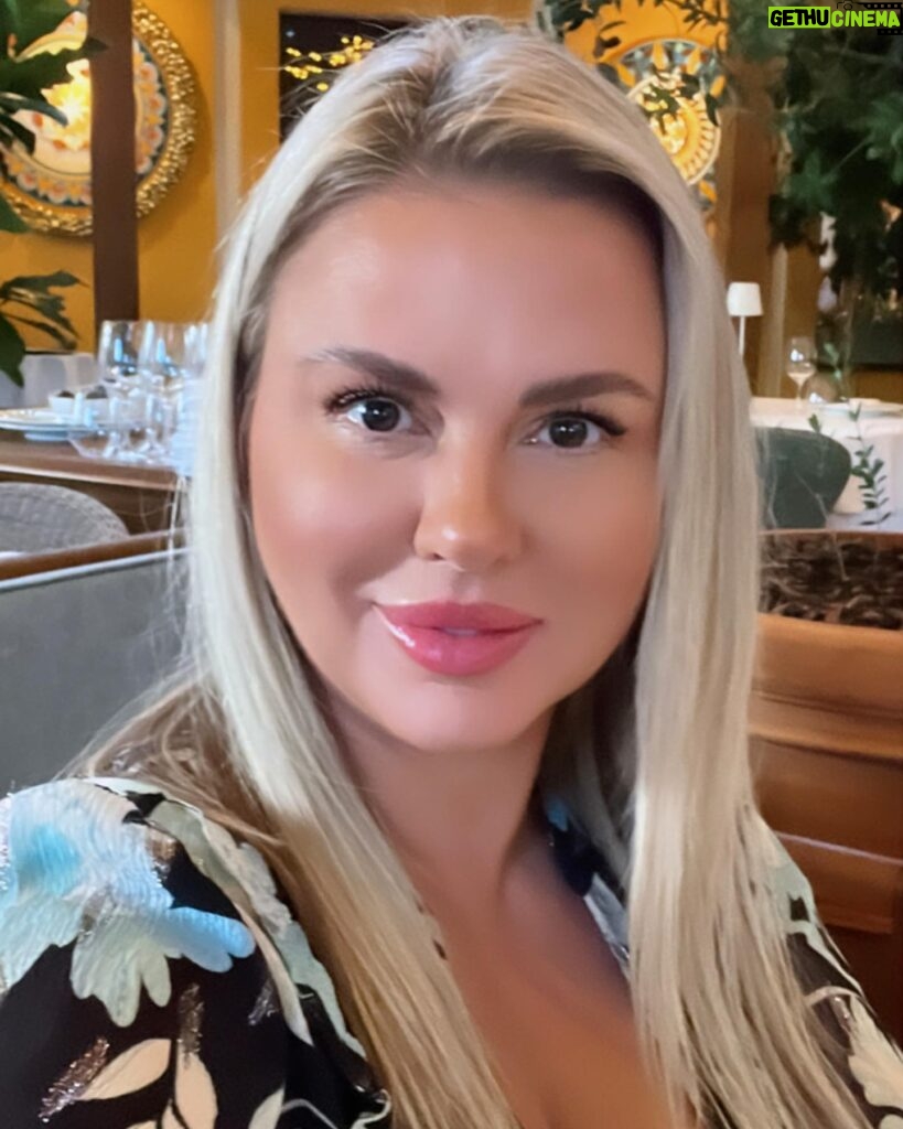 Anna Semenovich Instagram - Девочки , хочу затронуть с вами очень важную тему ! Заморозка яйцеклеток 🙌🏼 Вокруг этой темы ходит очень много мифов , но я вместе с врачом хочу их развеять 🙏🏼 Может кто-то давно думает сделать заморозку , но боится. Сегодня я буду еще раз проходить процедуру по заморозке яйцеклеток ! Кому эта тема интересна , переходите в сторис , там будет подробный репортаж из клиники 🌺 #аниныистории