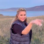 Anna Semenovich Instagram - Петь на рассвете на берегу Енисея большое счастье 💃🏼 Люблю свою жизнь , полную приключений и путешествий !!! Успеть всё и везде , это по моему 😜 В сторис много интересного ❤️ #аниныистории