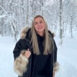 Anna Semenovich Instagram - Вы мне часто делаете комплименты, что я очень молодо выгляжу😜 Меня это безумно радует! Могу с вами поделиться секретом молодости, хотите?😅 Секрет прост - позитивное мышление востребованность ⭐️ Когда человек нужен, он хорошо выглядит, он свежий ,с улыбкой на лице. Для этого нужно развиваться и смело двигаться вперед ✊🏼 Нужным можно быть своим близким, на работе, обществу, детям, друзьям. Когда человек делает что-то полезное и востребован в своей работе - это большое счастье! Тогда нет застоя ни в теле, ни в энергии и все получается как по маслу ⭐️ Поэтому позавчера я была в Краснодаре, вчера в Апатитах, сегодня в Москве, а на днях лечу в Самару🤪 Я верю в то, что движение - это жизнь! И какое счастье, что на своих концертах, я могу приносить зрителям удовольствие, радость и позитив⭐️ Всем отличного понедельника! Будьте нужными!✊🏻🤍 #аниныистории