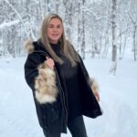 Anna Semenovich Instagram - Вы мне часто делаете комплименты, что я очень молодо выгляжу😜 Меня это безумно радует! Могу с вами поделиться секретом молодости, хотите?😅 Секрет прост - позитивное мышление востребованность ⭐️ Когда человек нужен, он хорошо выглядит, он свежий ,с улыбкой на лице. Для этого нужно развиваться и смело двигаться вперед ✊🏼 Нужным можно быть своим близким, на работе, обществу, детям, друзьям. Когда человек делает что-то полезное и востребован в своей работе - это большое счастье! Тогда нет застоя ни в теле, ни в энергии и все получается как по маслу ⭐️ Поэтому позавчера я была в Краснодаре, вчера в Апатитах, сегодня в Москве, а на днях лечу в Самару🤪 Я верю в то, что движение - это жизнь! И какое счастье, что на своих концертах, я могу приносить зрителям удовольствие, радость и позитив⭐️ Всем отличного понедельника! Будьте нужными!✊🏻🤍 #аниныистории