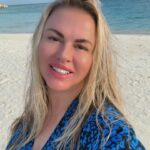 Anna Semenovich Instagram - Вот и наступил мой долгожданный отпуск! ☀️ Бегаю босая по песку, наслаждаюсь купанием в Индийском океане и загораю со счастливой улыбкой на лице😜 Для отдыха мы выбрали потрясающую виллу на песке, со своим бассейном и пляжем😍 Как же прекрасно просыпаться у океана , надевать купальник из моей коллекции😜 и погружаться в тёплую воду! 🌴 Отель очень уютный, яркий и красочный. @oaga.artresort Всем отличного дня и хорошего настроения!🙏🏻❤️ #аниныистории