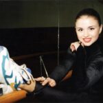 Anna Semenovich Instagram - Дорогие мои, я вам рассказывала, что я участвую в одном очень интересном проекте, который вы увидите осенью 😋🔥 Пока не могу сказать, как он называется, но скажу, что нам ставят оценки, а для меня это еще со спорта большой стресс 😬 Расскажу вам историю 👇🏼 Когда я профессионально занималась фигурным катанием, мы с партнером полетели на соревнование в Италию и боролись за 1 место с итальянским дуэтом🥇 Их дуэт в произвольной программе допустил грубую ошибку, а мы откатали программу чисто, но так как мы были на территории Италии, все болели за итальянский дуэт, и судьи дали им оценки выше чем нам 🤷🏼‍♀️ И конечно же они заняли первое место 😏, а мы второе. С тех пор я пережила какую-то ужасную обиду и стресс 😥 И теперь, когда мне ставят оценки - для меня это большое испытание😅 НО я решила побороть свой страх и пойти на этот проект!!! Нам повезло с очень лояльным жюри, которые оценивают нас справедливо! ❤️ А вы как относитесь, когда вас оценивают? #аниныистории