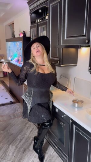 Anna Semenovich Instagram - Вот так я готовлю завтрак всегда 🤣🤣
С праздником мальчики 😜😘❤️#спраздником #юмор