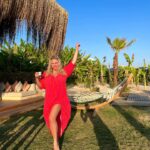 Anna Semenovich Instagram - Отпуск получился просто замечательный!❤️ Мы много загорали, купались, любили, ели и веселились, все, как я хотела☺️ Мечты должны сбываться! Я визуализировала отдохнуть именно так! Именно в этом месте! И все у меня сбылось🙏🏻 Нужно расширять своё сознание и тогда ваши мечты будут сбываться, ну, а теперь пора домой! Завтра уже концерт в Москве. Ведь для меня огромное счастье радовать своими выступлениями мою любимую публику! Ждите, вылетаю😜🔥🔥 #аниныистории Какая фотка вам больше понравилась ?👇🏼
