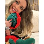 Anna Simon Instagram - Gracias 2022 Gracias por ser el mejor año de mi vida, por hacerme vivir la experiencia más brutal, la más salvaje, la más agotadora y la más gratificante de mi vida: ser madre. He llorado, he reído, me he sentido más frágil y a la vez más poderosa que nunca, me he dado cuenta de que es imposible llegar a todo y que no pasa nada, me he preguntado mil veces si lo estaría haciendo bien, pero sobre todo, he amado. He amado como nunca antes lo había hecho. De una manera totalmente incondicional, desde las entrañas, de una manera animal. Gracias por hacerme conocer el AMOR en mayúsculas. I a tu, Aina, gràcies per escollir-me. Ser la teva mama és el millor que he fet i faré a la vida. T’estimo, vida meva ♥️