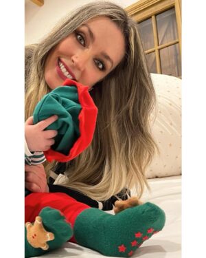 Anna Simon Instagram - Gracias 2022
Gracias por ser el mejor año de mi vida, por hacerme vivir la experiencia más brutal, la más salvaje, la más agotadora y la más gratificante de mi vida: ser madre. 
He llorado, he reído, me he sentido más frágil y a la vez más poderosa que nunca, me he dado cuenta de que es imposible llegar a todo y que no pasa nada, me he preguntado mil veces si lo estaría haciendo bien, pero sobre todo, he amado. He amado como nunca antes lo había hecho. De una manera totalmente incondicional, desde las entrañas, de una manera animal. 
Gracias por hacerme conocer el AMOR en mayúsculas.
I a tu, Aina, gràcies per escollir-me. Ser la teva mama és el millor que he fet i faré a la vida. T’estimo, vida meva ♥️